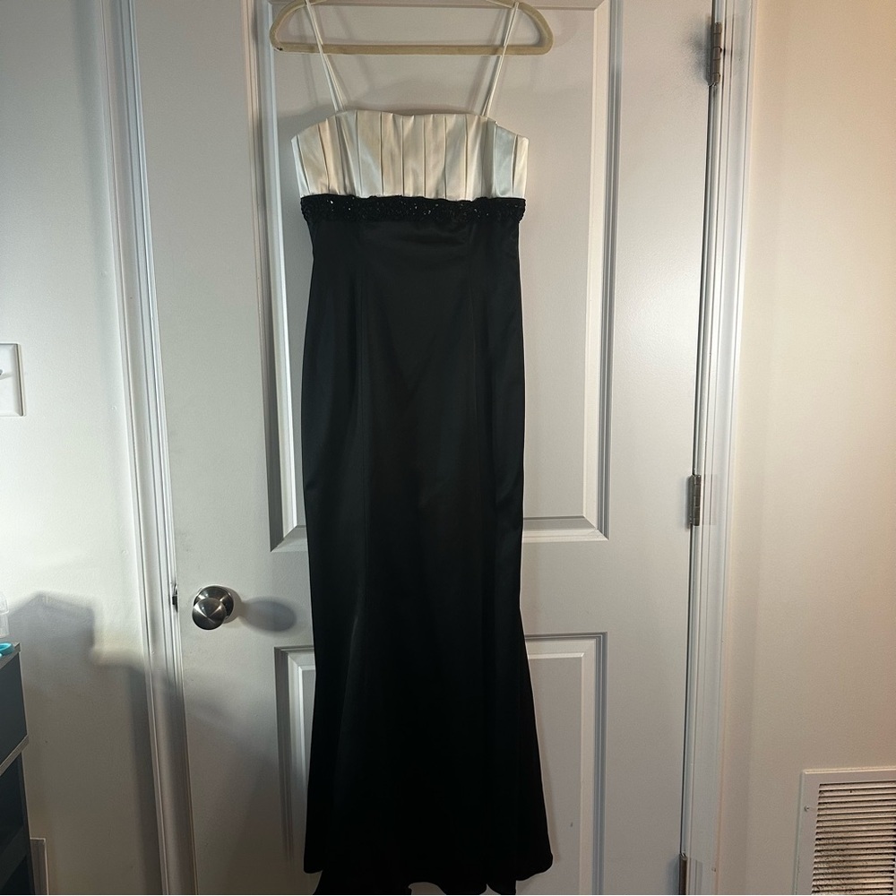 JS Collections Black & White Pleated Bodice Formal Gown Women’s Size 4